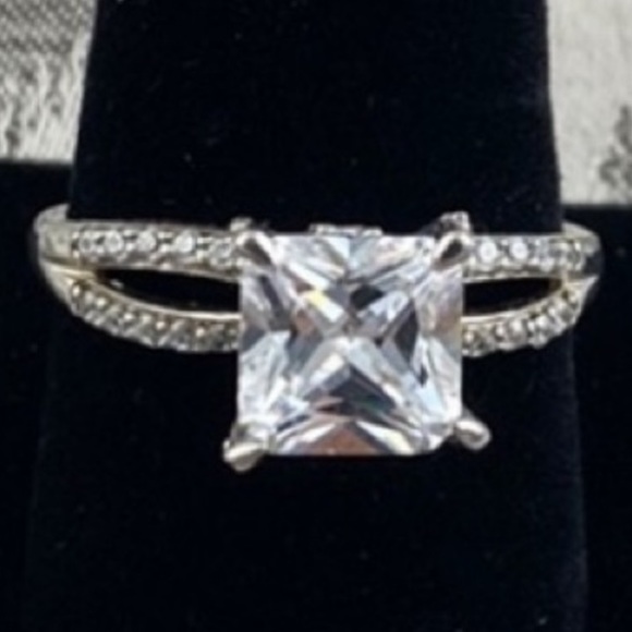 Silver Solitary Stone ring with tiny stones on Band - Picture 1 of 5
